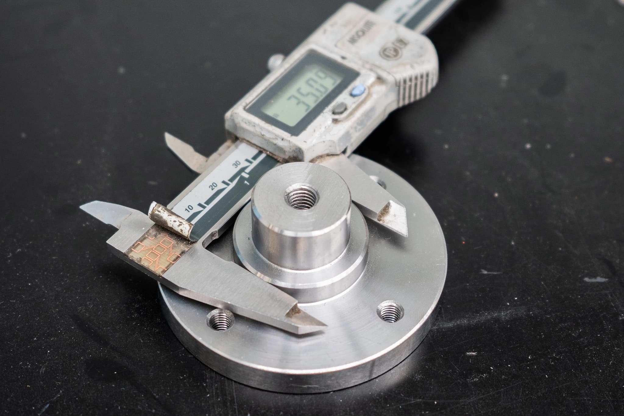 Calibrador digital midiendo pieza de precisión - TINTEC