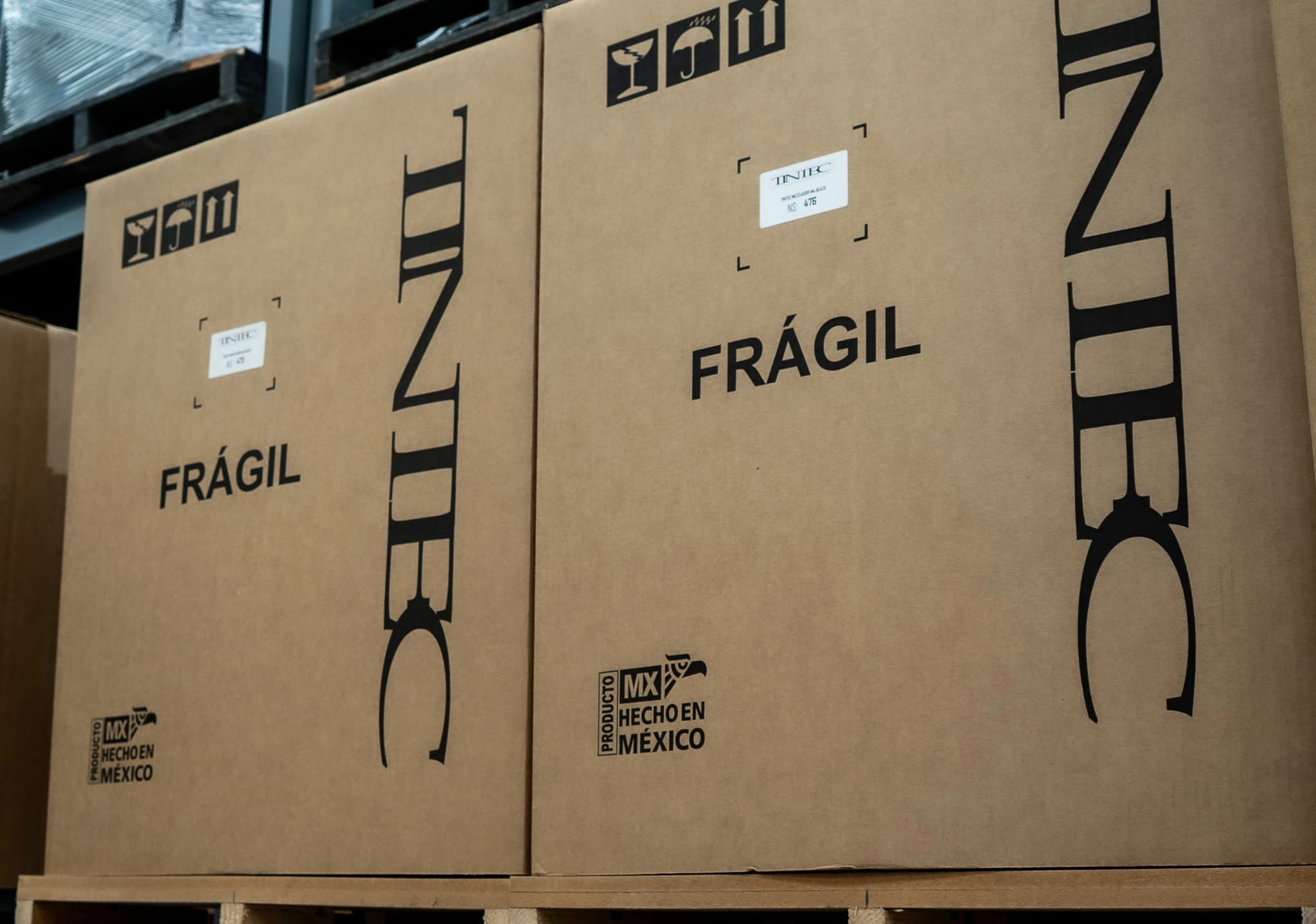 Cajas de envío TINTEC listas para distribución